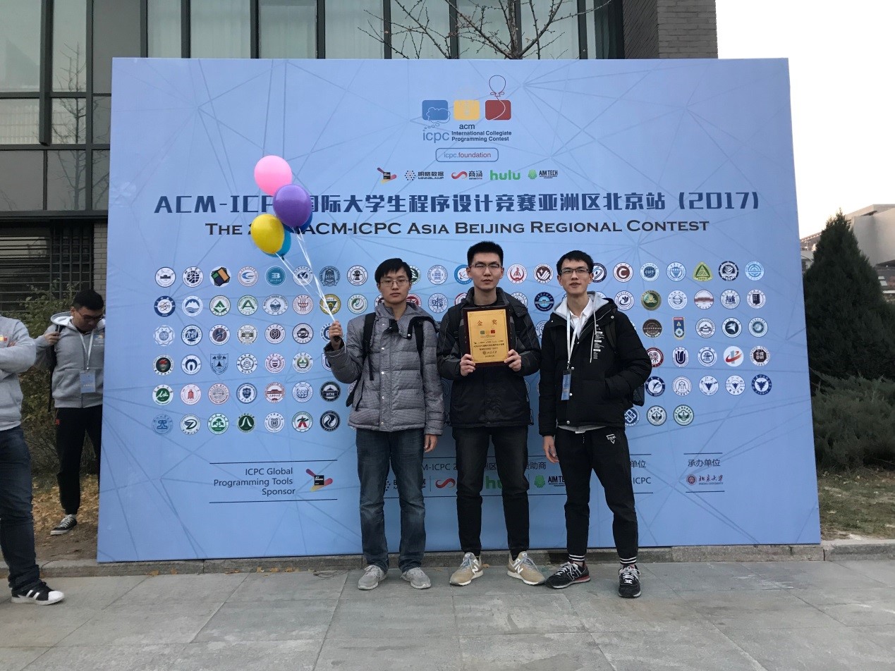 ICPC北京站参赛队伍“猜歌群”（左起郑黎明、王天舒、何卫锋）